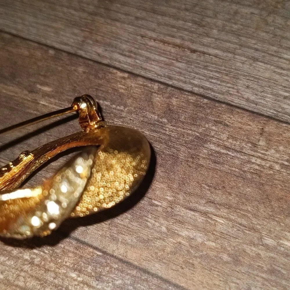 ‎BSN vintage gold tone and rhinestone brooch